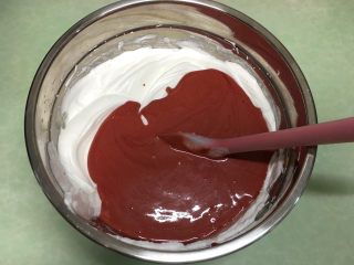 红丝绒蛋糕卷,把混合好的蛋糕糊倒入剩入蛋白霜中。