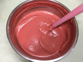 红丝绒蛋糕卷,同样用翻拌的手法翻拌均匀。