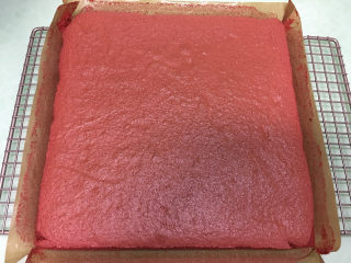 红丝绒蛋糕卷,放在晾网上晾凉。