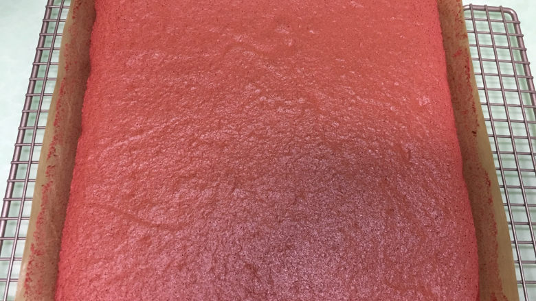 红丝绒蛋糕卷,放在晾网上晾凉。