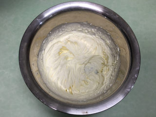 红丝绒蛋糕卷,淡奶油加入细砂糖打发至有纹路不流动。