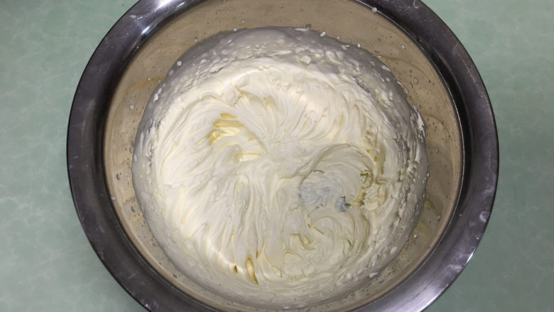 红丝绒蛋糕卷,淡奶油加入细砂糖打发至有纹路不流动。