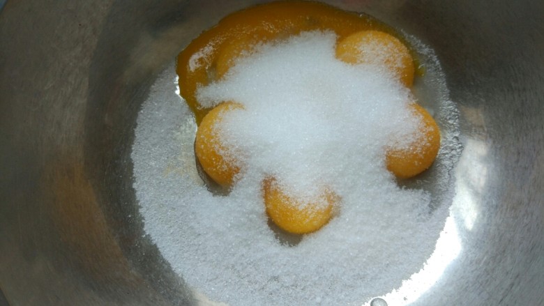 北海道戚风,蛋黄中加入30克细砂糖搅拌均匀