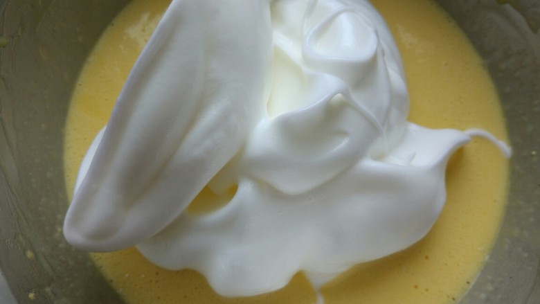 北海道戚风,蛋白分三次加入蛋黄糊中拌匀