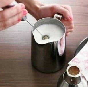 卡布奇诺,使用打泡器搅打牛奶2-3分钟至牛奶蓬松，出现细腻的奶沫。