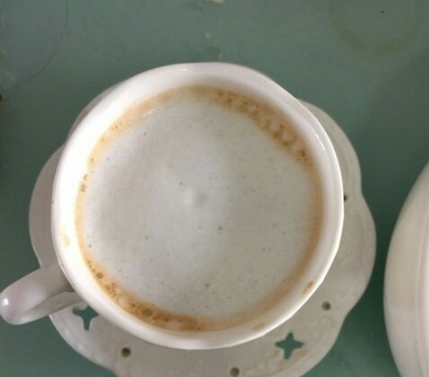 卡布奇诺,把打好的奶泡倒入咖啡里。