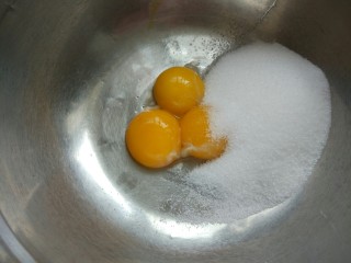 北海道戚风,制作卡仕达酱，蛋黄加去细砂糖打发白，因为我的鸡蛋很小，所以用了三个，一般55克左右的鸡蛋，两个蛋黄就可以了。