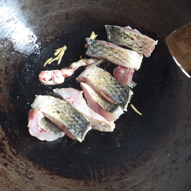 紫苏油豆腐仔鱼🐠,放鱼块，煎下