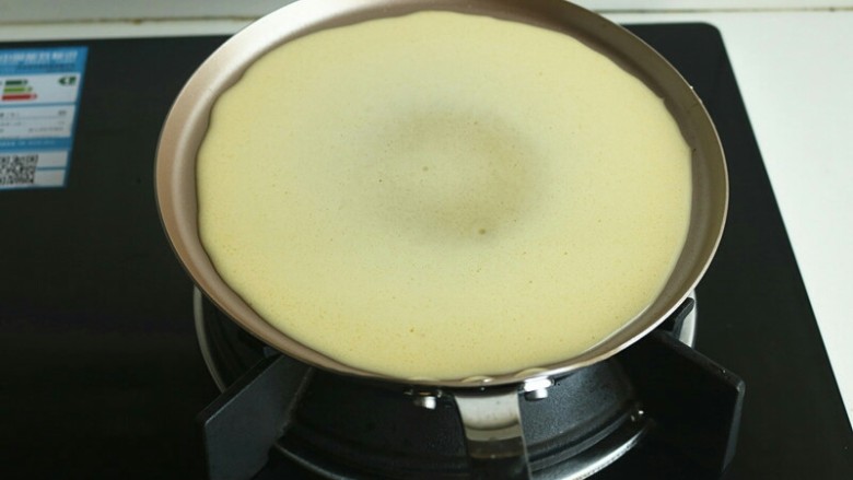 木瓜班戟,轻轻转动锅子，让面糊均匀铺满整个锅底。