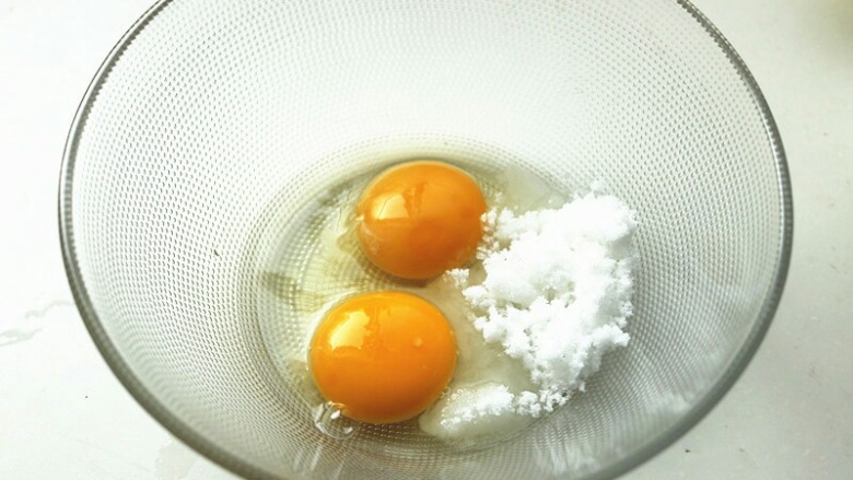 木瓜班戟,一个全蛋和一个蛋黄，共75克，加入30克白糖。