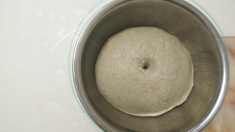 卡士达全麦米餐包,放入盆内，放温暖处发酵一小时左右，至两倍大。