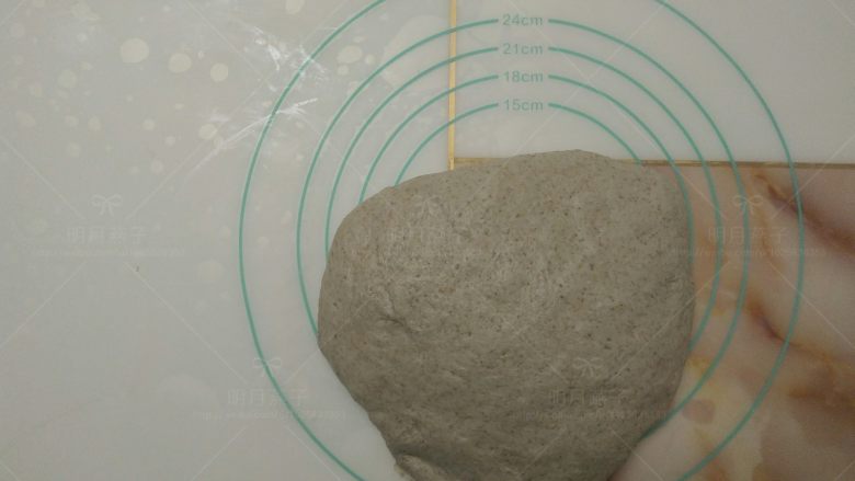 卡士达全麦米餐包,取出发酵好的面团，拍出空气。