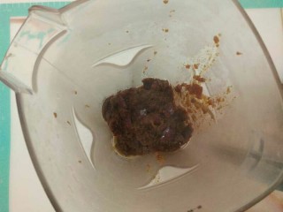 枣香浓郁的-红糖枣糕,煮好的红枣倒入料理机中打成泥。