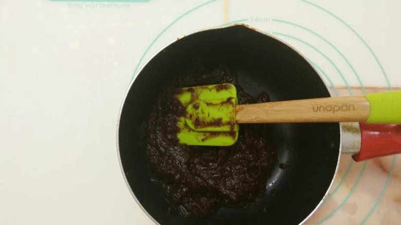 枣香浓郁的-红糖枣糕,打好的枣梨倒入锅中不停翻炒，炒至水分收干。