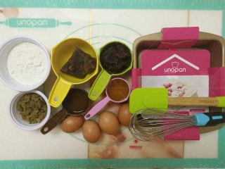 枣香浓郁的-红糖枣糕,准备好制作枣糕的原料和模具。
