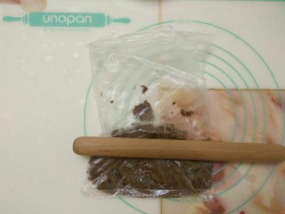 枣香浓郁的-红糖枣糕,块状红糖装入保鲜袋，用擀面杖压碎。（不是块状红糖的省略此步。）