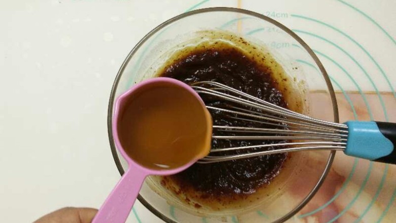 枣香浓郁的-红糖枣糕,加入食用油。