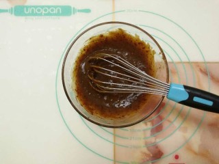 枣香浓郁的-红糖枣糕,用手动打蛋器搅拌均匀。