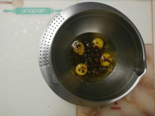 枣香浓郁的-红糖枣糕,鸡蛋打入盆中，加入红糖。