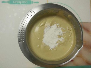 枣香浓郁的-红糖枣糕,将低筋面粉分三次筛入蛋糊中。