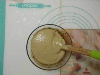 枣香浓郁的-红糖枣糕,取一部分蛋糊加入枣泥糊中。