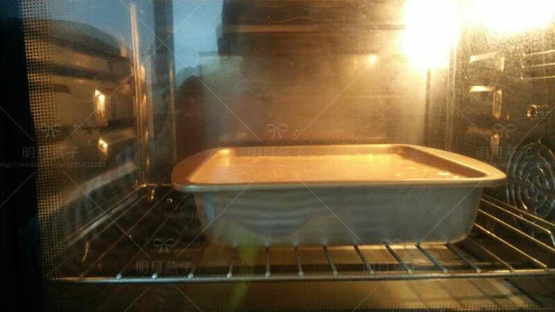 枣香浓郁的-红糖枣糕,放入预热好的烤箱，150度烤50分钟，取出晾凉后脱模。