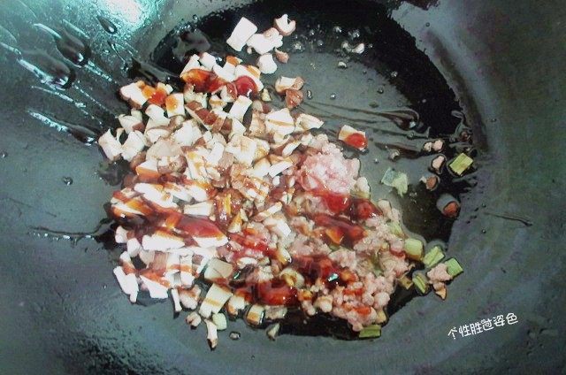 蛋皮包饭,肉馅变色后，放入香菇。耗油、酱油、黑胡椒粉进行翻炒