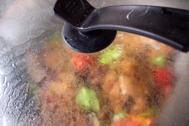 红烧带鱼#人民的美食#,盖上锅盖小火慢慢把汤汁收干