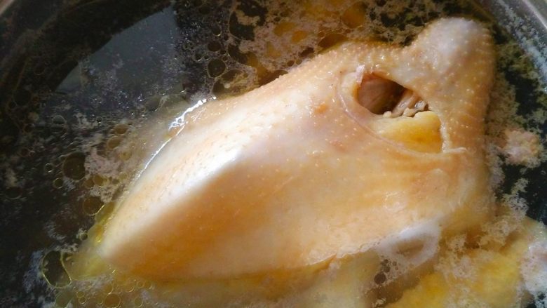 粵菜经典【白切鸡】 泡鸡秘诀保证肉质嫩滑,再次浸泡约5分钟，鸡就熟了。