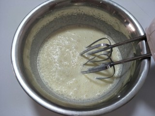 木糠杯(木糠盒子),淡奶油加入白糖打发。