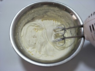 木糠杯(木糠盒子),奶油打发到7成。