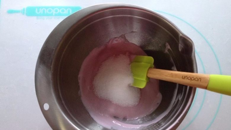 蓝莓酸奶慕斯蛋糕（免烤版）,自制蓝莓酸奶中加入细砂糖用刮刀搅拌均匀