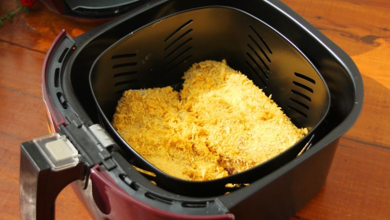 芝士爆浆鸡排,9、	将处理好的鸡肉放入空气炸锅的炸篮里。