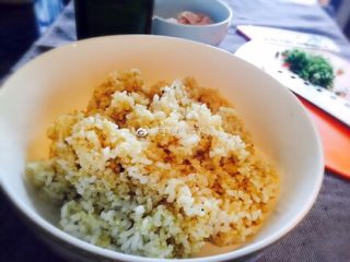 金枪藜麦饭团,藜麦大米饭煮好晾凉备用，米粒蓬松、稍软最好。