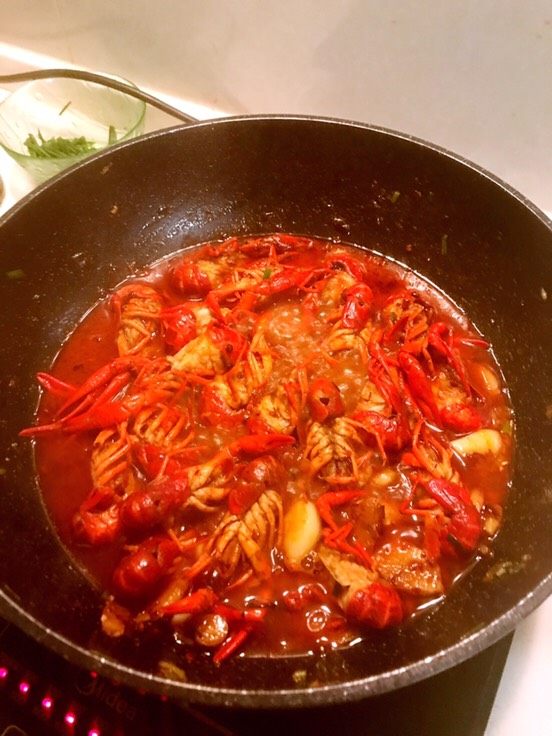 香辣龙虾,加入没过半个锅的水 拌匀 之后中大火加盖烹煮