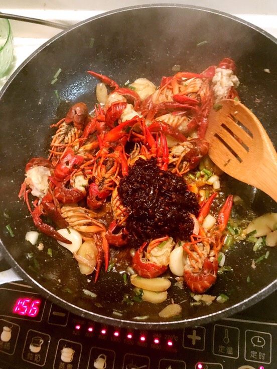 香辣龙虾,加入半包香辣酱料 继续翻炒 待龙虾完全蜷缩 开始出汤