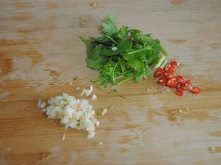 拍黄瓜,独蒜切碎，香菜和辣椒切碎
