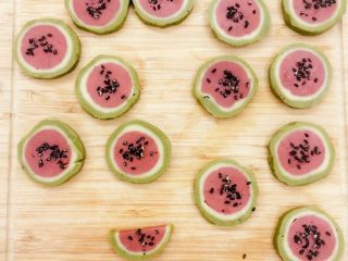 初夏的西瓜饼干,在切好的圆片中间沾上黑芝麻点缀 再从中间切开变成半圆形的西瓜