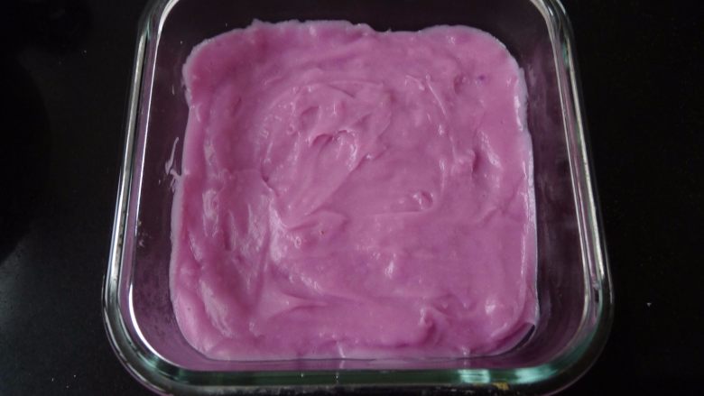 紫薯酸奶小方,倒入模具中，尽量抹平整
