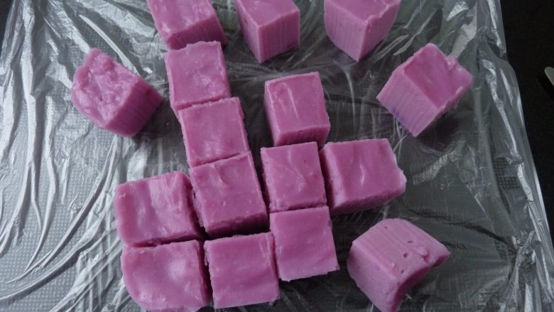 紫薯酸奶小方,凝固后的酸奶紫薯切小方块