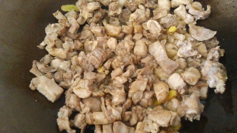 干煸兔丁,热锅倒入适量的菜籽油，油八分熟下兔肉，翻炒。