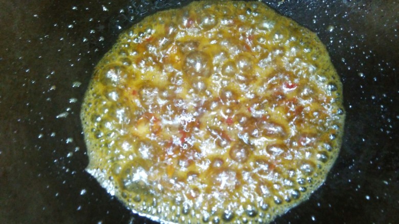 干煸兔丁,小火🔥加一大勺郫县豆瓣酱（我用的是自己做的豆瓣酱，颜色稍微浅一些）炒香。
