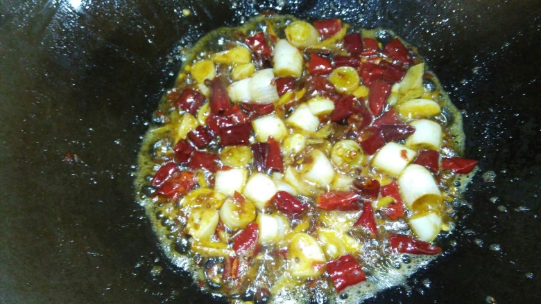 干煸兔丁,加入盘子里除了青椒（二荆条）以外的所有佐料，慢慢翻炒，炒到自己都能闻到很香的味道。