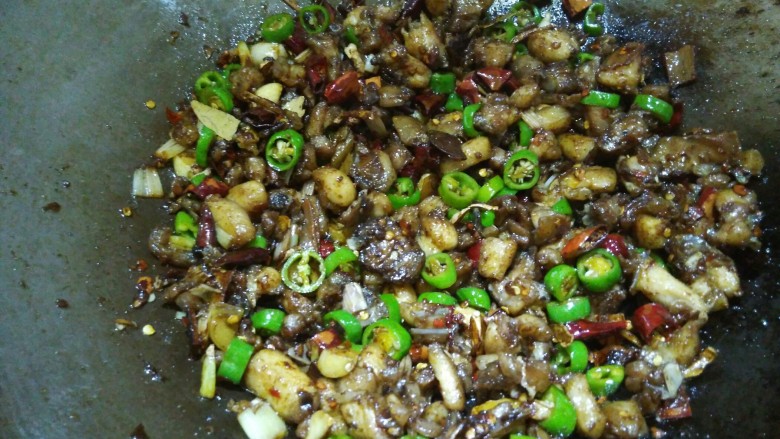 干煸兔丁,倒入青椒（可以不放青椒的，我喜欢把菜做得颜色丰富一些）继续翻炒。