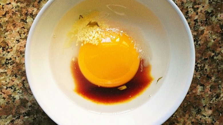 白萝卜滚蛋,煎蛋皮：1.鸭蛋放入盐、糖、鸡精、生抽各一勺，打散。2.热锅，倒油。冒烟后，转至小火，倒入蛋液。3.小火慢煎蛋皮，翻面继续煎，等两面都确定熟了再出锅。