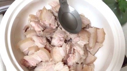盐煎肉·经典,切片放盐水或盐（比平时做菜多一点）