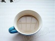 摩卡咖啡,可可牛奶倒入咖啡中搅拌均匀