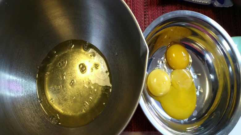 烘焙入门戚风蛋糕,首先，蛋清于蛋黄分离，蛋清的容器必须是无油无水的。蛋清里不能掺杂蛋黄。
