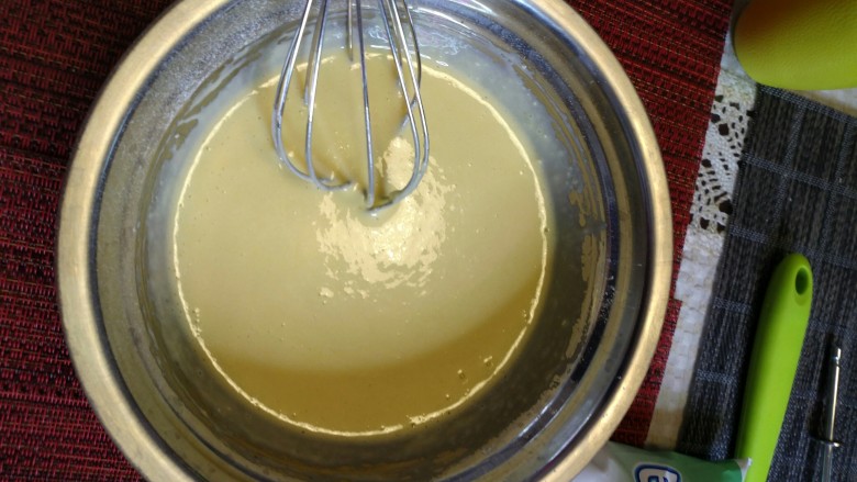 烘焙入门戚风蛋糕,蛋黄糊的部分应该是细腻光滑，无颗粒的糊状，手提起打蛋器蛋黄糊是呈一条直线滑落。