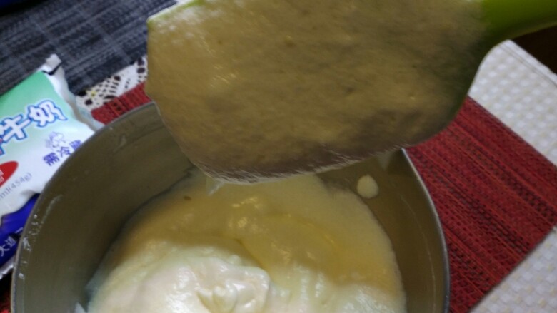 烘焙入门戚风蛋糕,当翻拌均匀后，蛋黄糊成倒三角的状态。导入模具。